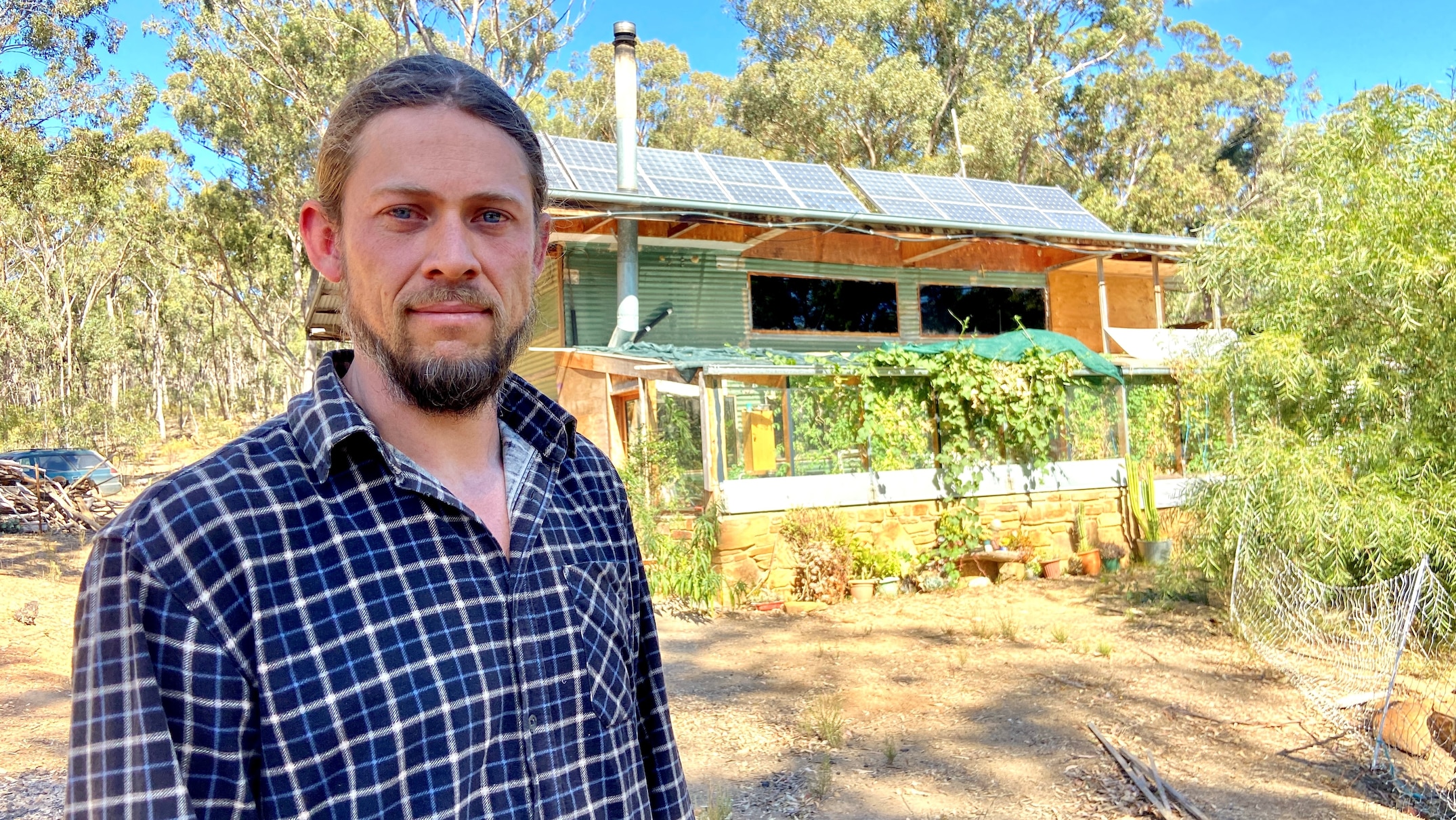Oliver Holmgren has only had one power outage since he installed his off-grid system in 2017. (ABC Central Victoria: Shannon Schubert)